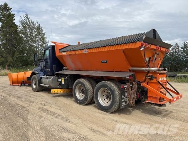 Kenworth T880 スノーブレードとプラウ