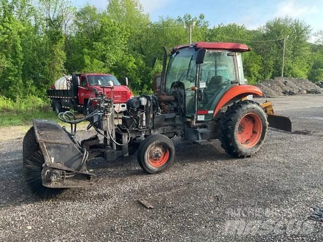 Kubota M5040 屋内用スイーパー