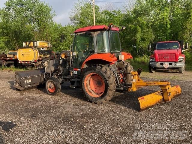 Kubota M5040 屋内用スイーパー