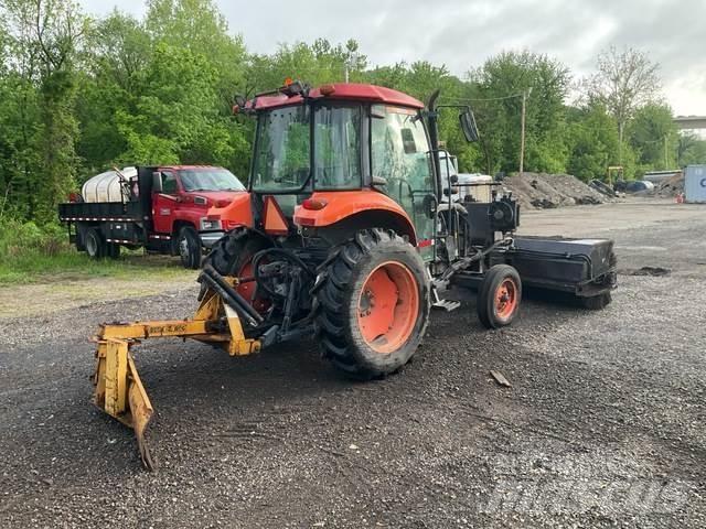 Kubota M5040 屋内用スイーパー