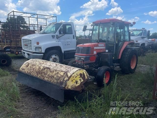Kubota M5700 屋内用スイーパー