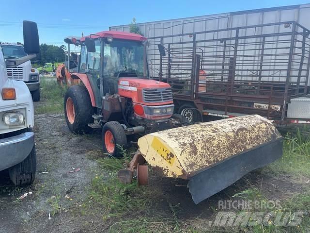 Kubota M5700 屋内用スイーパー