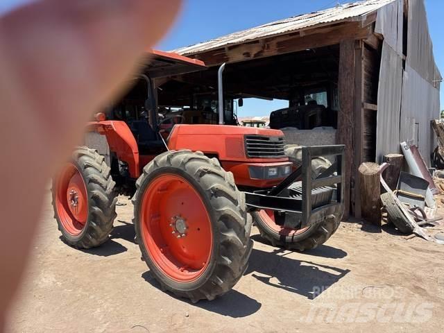 Kubota M9000 トラクター