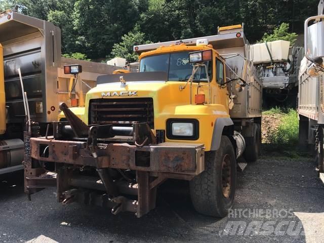 Mack 600 スノーブレードとプラウ