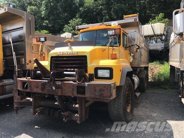 Mack 600 スノーブレードとプラウ