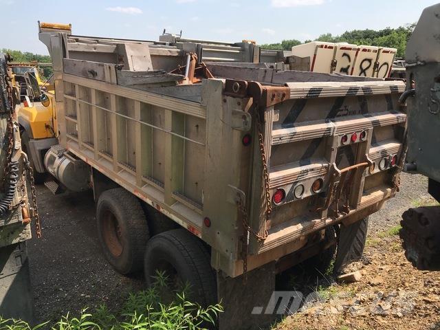 Mack 600 スノーブレードとプラウ