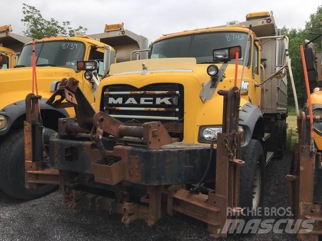 Mack 700 スノーブレードとプラウ