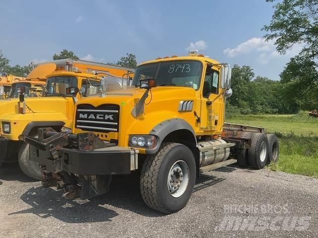 Mack 700 スノーブレードとプラウ