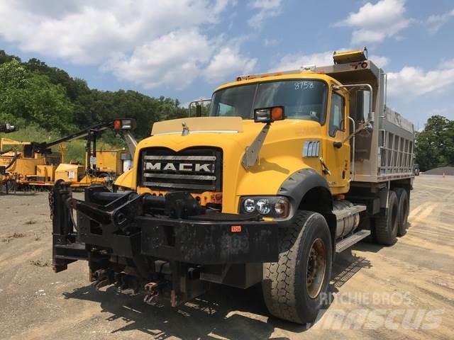 Mack 700 スノーブレードとプラウ