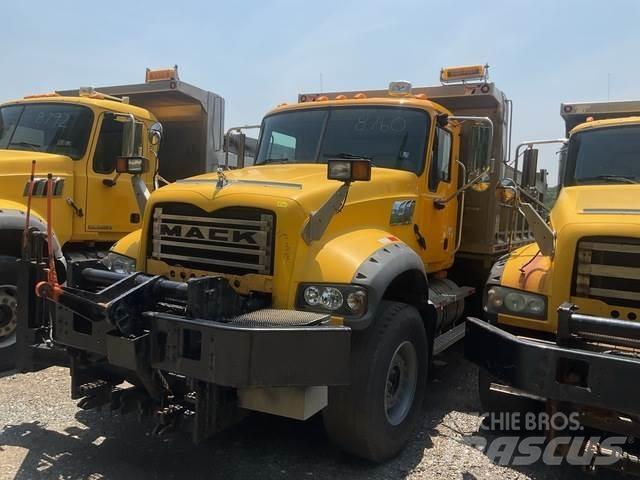 Mack 700 スノーブレードとプラウ