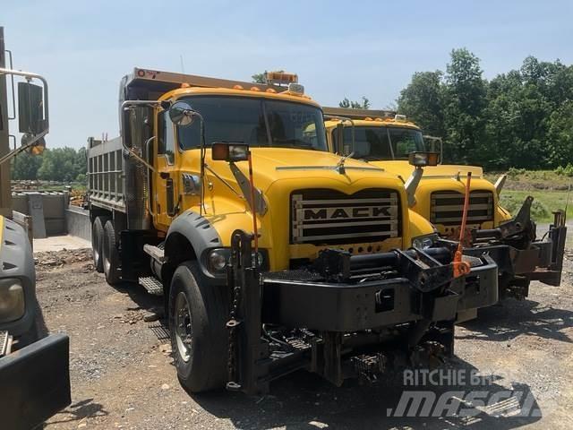 Mack 700 スノーブレードとプラウ
