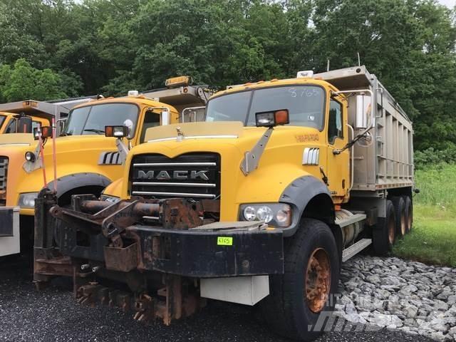 Mack 700 スノーブレードとプラウ