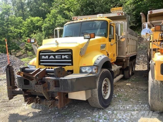 Mack 700 スノーブレードとプラウ