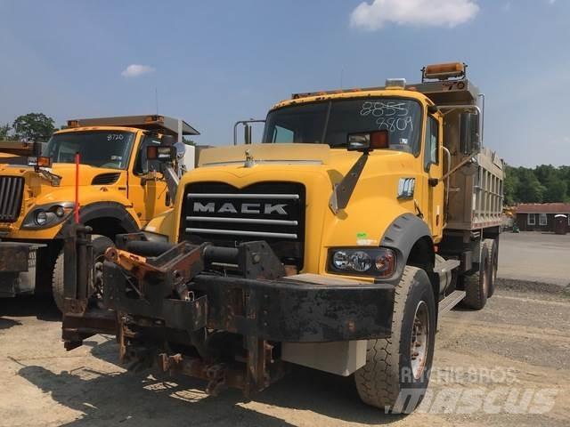 Mack 700 スノーブレードとプラウ