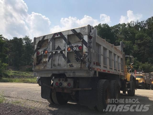 Mack 700 スノーブレードとプラウ