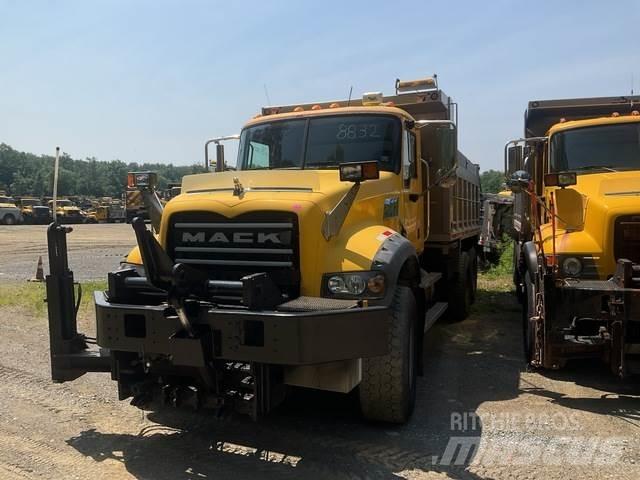 Mack 700 スノーブレードとプラウ