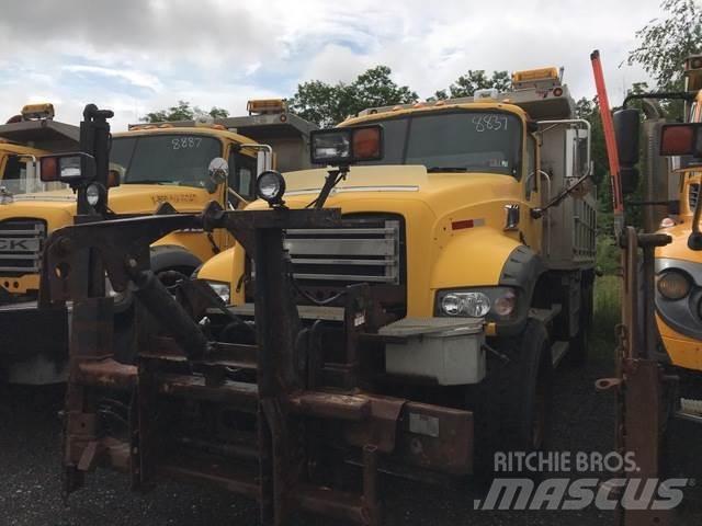 Mack 700 スノーブレードとプラウ
