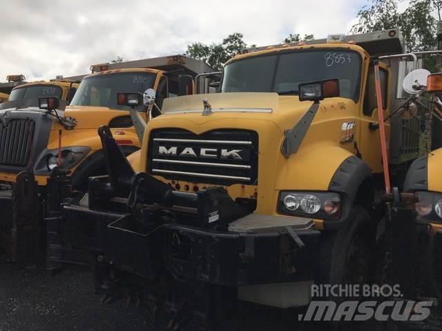 Mack 700 スノーブレードとプラウ