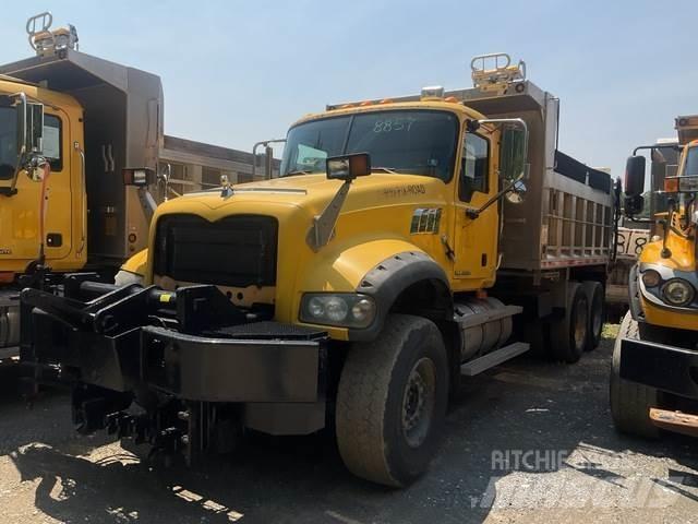 Mack 700 スノーブレードとプラウ