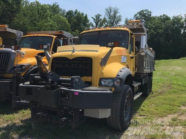Mack 700 スノーブレードとプラウ