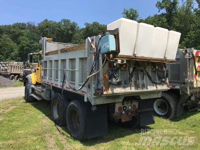 Mack 700 スノーブレードとプラウ