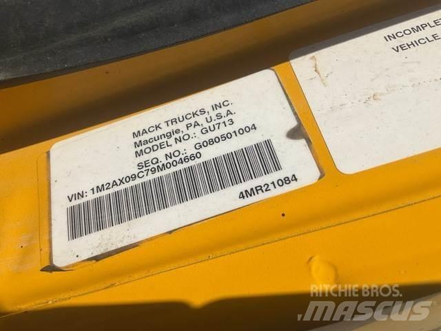 Mack 700 スノーブレードとプラウ