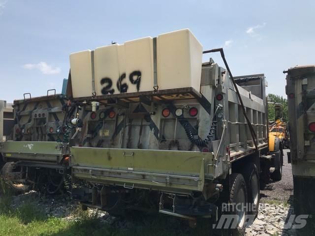 Mack 700 スノーブレードとプラウ