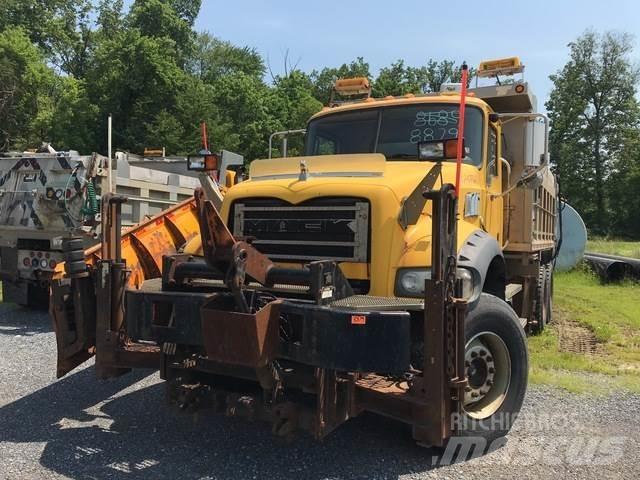 Mack 700 スノーブレードとプラウ
