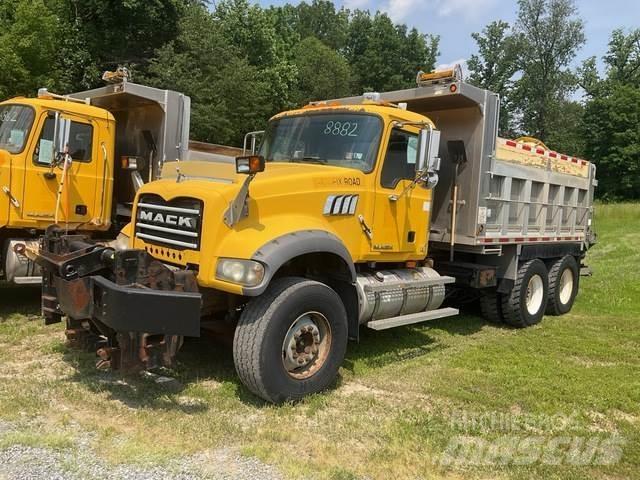 Mack 700 スノーブレードとプラウ