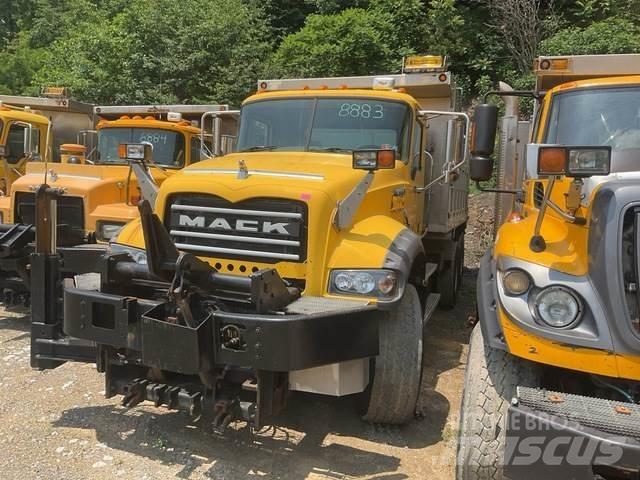 Mack 700 スノーブレードとプラウ