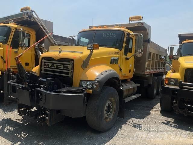 Mack 700 スノーブレードとプラウ