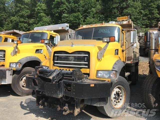 Mack 700 スノーブレードとプラウ
