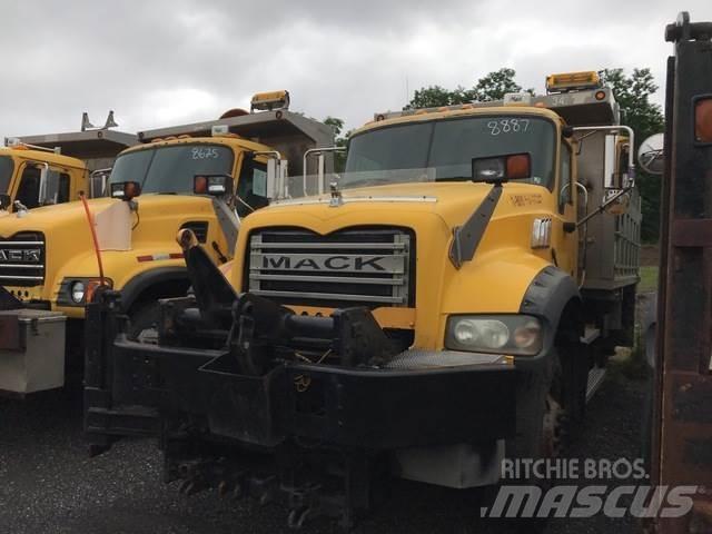 Mack 700 スノーブレードとプラウ