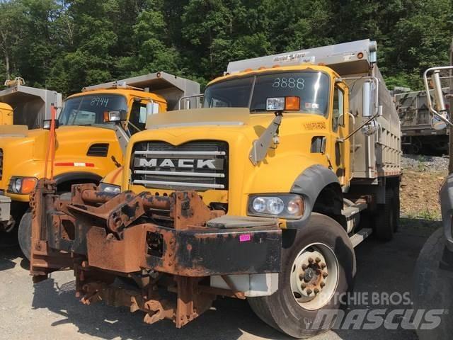 Mack 700 スノーブレードとプラウ