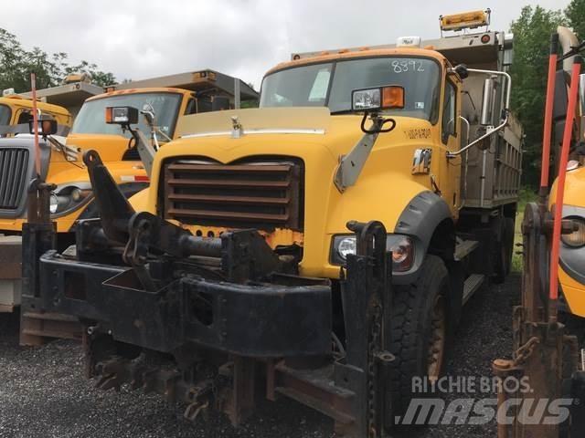 Mack 700 スノーブレードとプラウ