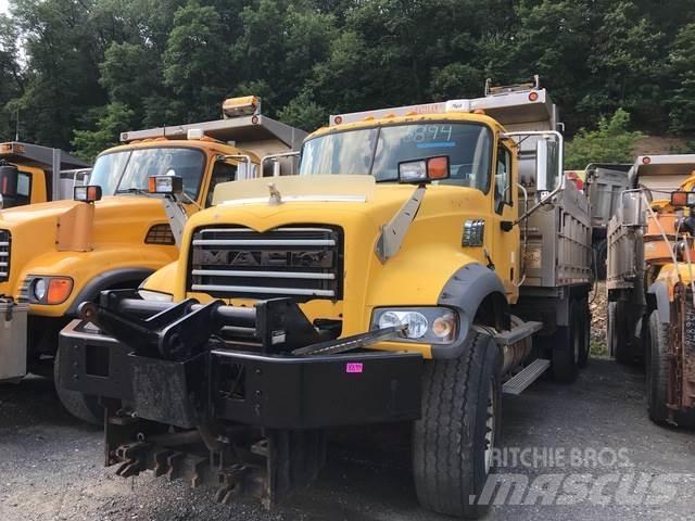 Mack 700 スノーブレードとプラウ