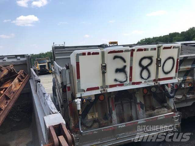 Mack 700 スノーブレードとプラウ