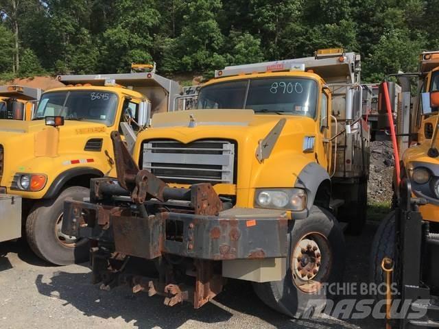 Mack 700 スノーブレードとプラウ