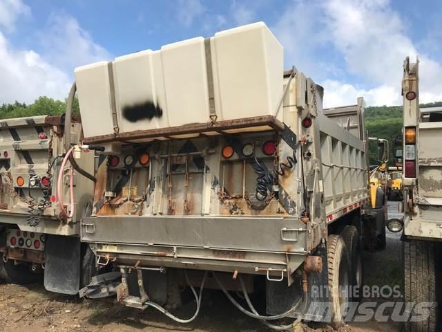 Mack 700 スノーブレードとプラウ