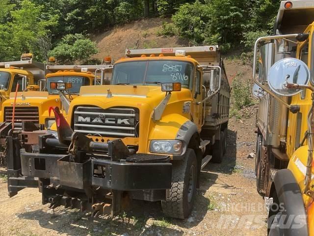 Mack 700 スノーブレードとプラウ