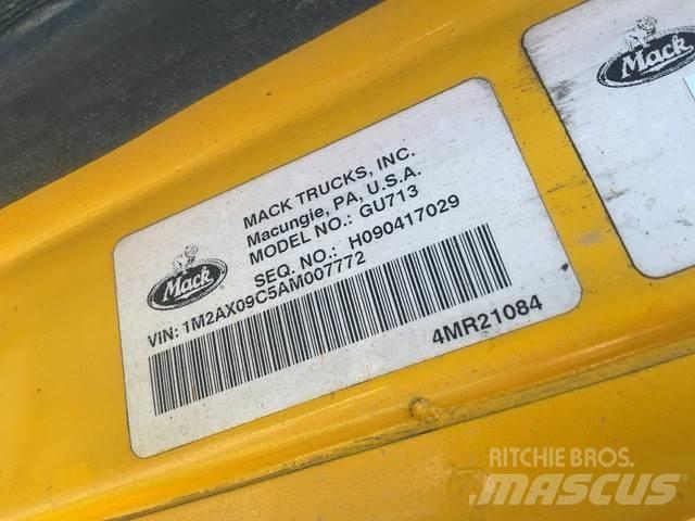 Mack 700 スノーブレードとプラウ