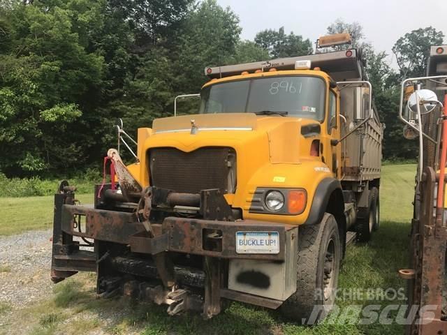 Mack 700 スノーブレードとプラウ