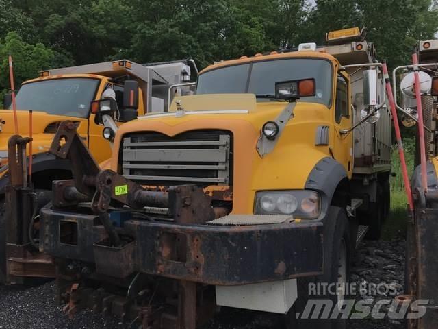 Mack 700 スノーブレードとプラウ