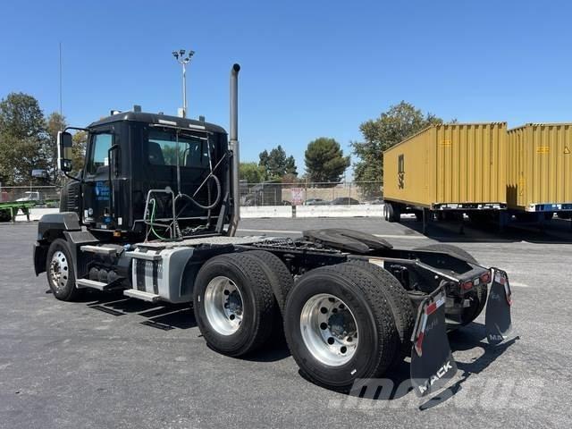 Mack AN64T 中古トラクターヘッド | トレーラーヘッド