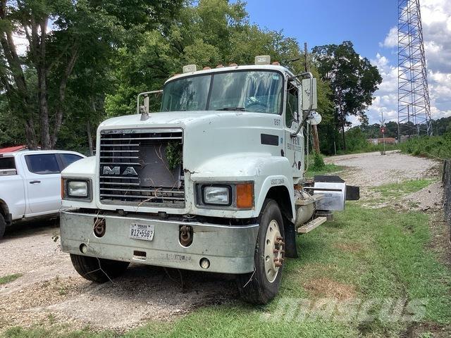 Mack CHN613 キャビン及び内装