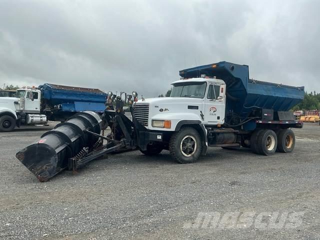 Mack CL713 スノーブレードとプラウ