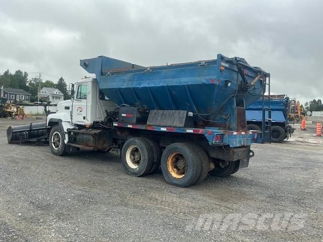 Mack CL713 スノーブレードとプラウ