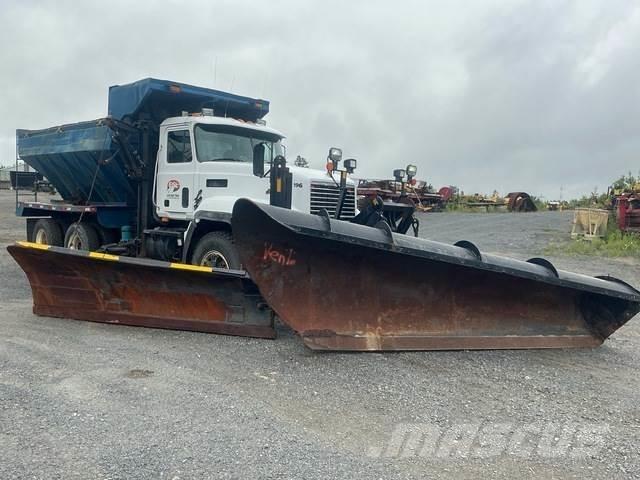Mack CL713 スノーブレードとプラウ