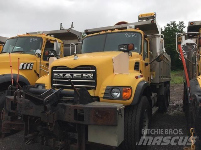 Mack CV700 スノーブレードとプラウ