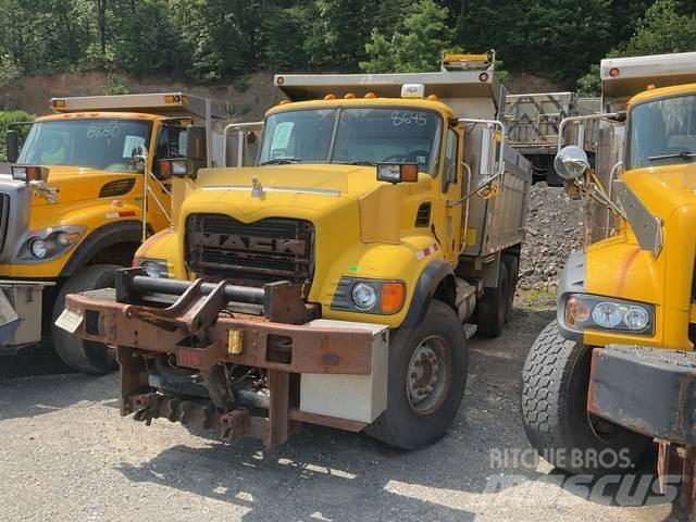 Mack CV700 スノーブレードとプラウ